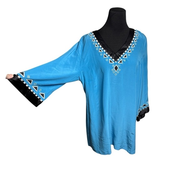 Chic Blue Tunic with Black Accents - Picture 3 of 7